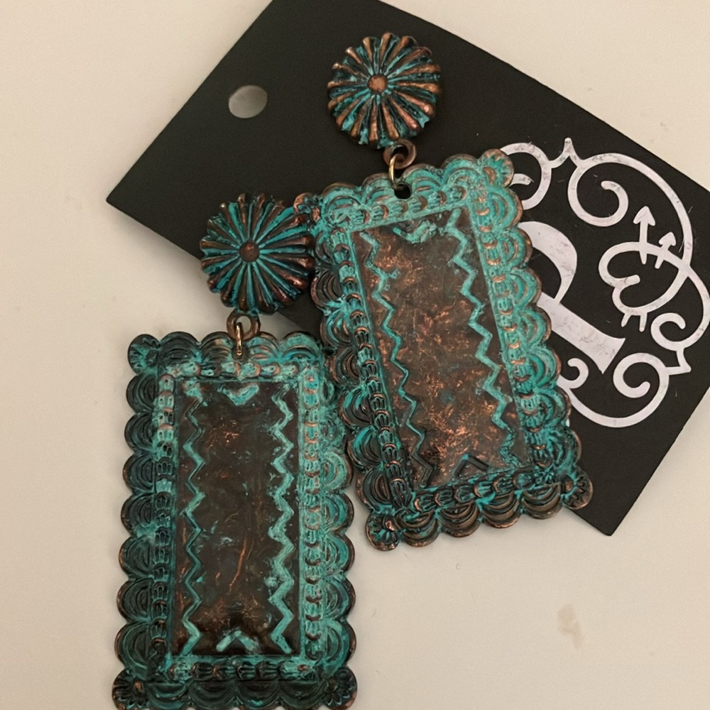 Boutique style earrings - Picture 2 of 2
